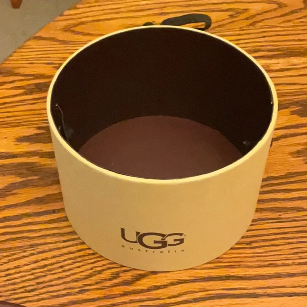 Empty UGG Box *🤩 pick a free gift $3-$20 to go in this empty box 🤩* - Picture 2 of 7